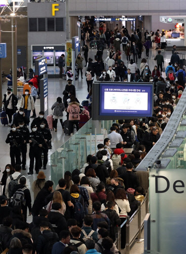 28일 오전 인천국제공항 출국장 전광판에 신종 코로나바이러스 감염증 관련 주의사항 안내문이 나오고 있다.<연합 제공>